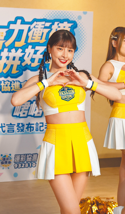 峮峮19日穿啦啦隊火熱出席代言人記者會。(杜宜諳攝) image