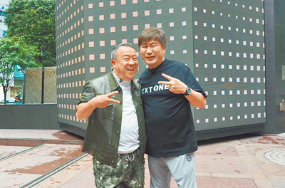 曾志偉(左)熱情地帶胡瓜造訪香港私房景點。(《下面一位》提供) image