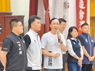 國民黨主席朱立倫(左三)20日率領藍委謝龍介(右三)、許宇甄(右二)、吳宗憲(右一)前往基隆市參加政策說明會,力挺立委林沛祥(左二)反罷免。(徐佑昇攝) image