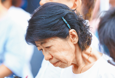 民眾黨20日於民進黨中央黨部前舉行活動,前主席柯文哲妻子陳佩琪不時落淚,喊話小草反罷免。(鄧博仁攝) image