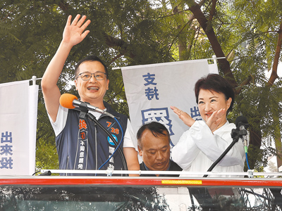 大罷免投票前的最後一個星期天,台中市長盧秀燕(右)20日扮超級催票機,陪同立委羅智強(左)車掃。(劉宗龍攝) image