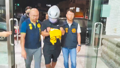 31歲周姓男子(中)涉嫌詐騙台南市學甲區陳姓受災戶修繕房屋訂金19萬元,被警方逮獲。(讀者提供) image