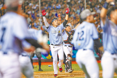 中華隊朱育賢轟出關鍵一擊,拿下這場明星賽勝利。(黃世麒攝) image