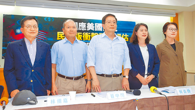 國民黨國家政策研究基金會、民眾黨政策會21日開記者會,公布民間版關稅衝擊影響評估期中報告,邀請國民黨立委賴士葆(左起)、國政基金會財經召集人林祖嘉、前台大校長管中閔、民眾黨政策會執行長賴香伶、民眾黨立委黃珊珊與會討論。(黃世麒攝) image
