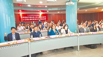 民進黨台南市立委賴惠員(前排左三)號召經濟部、財政部與金管會加上8大公股行庫南下,與工業區業者交流風災補助問題。(程炳璋攝) image