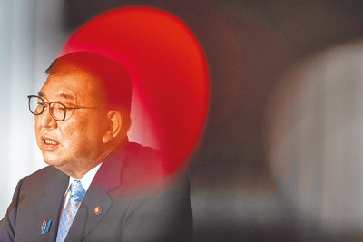 日本執政聯盟繼眾議院之後,在參議院席次也未過半,陷入「雙少數」困境。首相石破茂(自民黨總裁)21日稱,「必須認真對待國民的『審判』」,但同時表示會續任首相。(美聯社) image