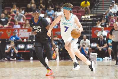 克尼普爾(右)21日貢獻21分、5籃板,更獲選夏聯FMVP。(美聯社) image