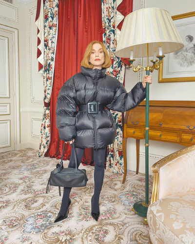 伊莎貝雨蓓穿上Balenciaga服裝拍攝冬季大片。(Balenciaga提供) 伊莎貝雨蓓穿上Balenciaga服裝拍攝冬季大片。(Balenciaga提供)