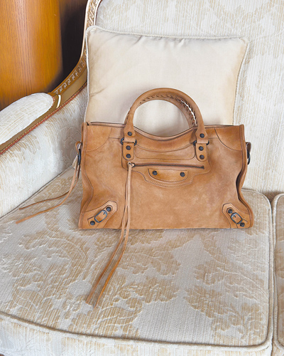 機車包也是Balenciaga這幾季的重點包款,能否再度複製曾經的狂潮讓人相當期待。(Balenciaga提供) 機車包也是Balenciaga這幾季的重點包款,能否再度複製曾經的狂潮讓人相當期待。(Balenciaga提供)