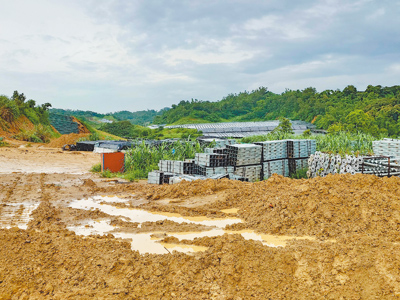 高雄市大樹區和山光電場因挖禿51公頃山坡地陷入爭議,23日下午遭橋頭地檢署依涉嫌違反《水保法》、《山坡地保育法》等,向法院聲請羈押光電場負責人林瑞豐及負責水保的技師吳安欽獲准。(任義宇攝) image