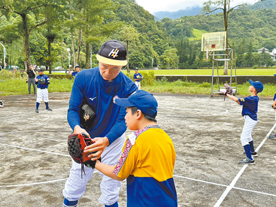 宜蘭大同國小舉辦「不老棒球爺奶夏令營」,邀請巴歌浪不老棒球隊16位銀髮球員到校與少棒隊孩子交流。(弘道老人福利基金會提供/吳佩蓉宜蘭傳真) image