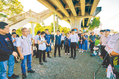 立法院交通委員會與交通部、宜蘭縣政府等單位23日在高鐵宜蘭站預定地北側、台鐵高架橋下現勘,由鐵道局說明高鐵延伸宜蘭計畫推動情形。(李忠一攝) image