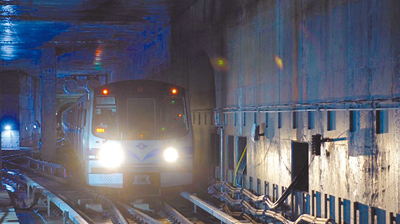 台北捷運信義線東延段首列電聯車23日凌晨順利從象山站駛入廣慈/奉天宮站,象徵距離通車再近一步。(台北市捷運工程局機工處提供/胡雅涵台北傳真) image