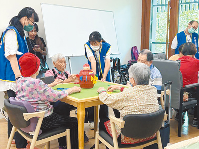 「花博日照中心夢想銀髮樂園」23日開幕,日照中心以「長輩自主選擇課表」為核心設計,規畫26大類、共99項靜動皆宜的活動,包括麻將、運動、唱歌等。(邱芊攝) image