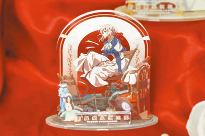 「MyAnime Square 動漫空間」快閃店引進《紫羅蘭永恆花園》全新壓克力場景立牌,690元。(曼迪傳播提供) 「MyAnime Square 動漫空間」快閃店引進《紫羅蘭永恆花園》全新壓克力場景立牌,690元。(曼迪傳播提供)