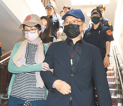 台北地院審理京華城案,24日以證人身分傳喚台北市前副市長彭振聲(右),一開庭彭便哭不停,審判長裁定休庭,彭在女兒陪同下離開。(陳君瑋攝) image