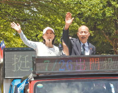 全國罷免首波投票26日舉行,立法院長韓國瑜(右)24日陪同立委王鴻薇(左)車隊掃街,呼籲民眾出門投票。(王英豪攝) image