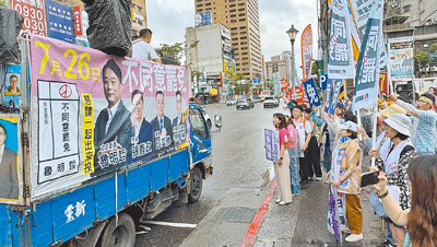 民進黨立法院黨團51戰隊(右)24日在台大校門口前進行應援北市大安文山行動,呼籲選民726出門投下「同意罷免票」,一輛反罷免宣傳車(左)經過,雙方互嗆。(姚志平攝) image