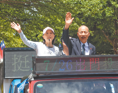 在罷免投票倒數時刻,立法院長韓國瑜(右)24日陪同立委王鴻薇(左)車隊掃街,呼籲民眾出門投票。(王英豪攝) image