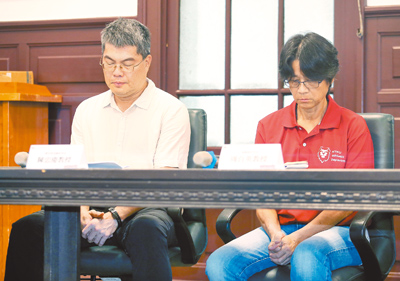 台灣師範大學爆發女足球員抽血爭議,教練周台英(右)的懲處25日召開校教評會,計畫主持人陳忠慶(左)移由學校學倫調查小組後續處理。(本報資料照片) image