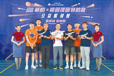 中華航空於桃園第9度舉辦公益籃球營,由資深副總經理陳奕傑(中)致贈飛機模型予觀音國中學務主任朱偉均(右二)、新屋高中國中部教練黃應青(右四)及瑞坪國中校長楊士煌(左四),並邀請桃園璞園領航猿人氣球星關達祐(右三)、白曜誠(左二)與喬楚瑜(左三)擔任一日教練,和小球員分享籃球經驗。(華航提供/陳祐誠台北傳真) image