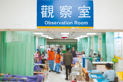 健保署最快將在10月試辦「假日急症中心」,在急診壅塞的醫院附近另覓地點、人力,收治輕症患者。(本報資料照片) image