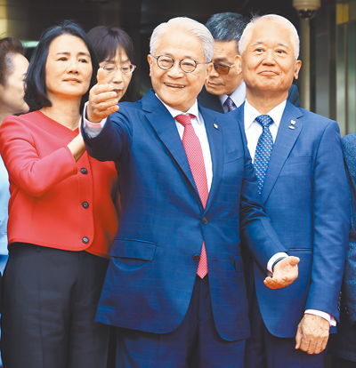 台新新光金控24日正式成立,董事長吳東亮(中)憶起先父,即新光集團創辦人吳火獅時,說:「他會為我驕傲。」(鄧博仁攝) image
