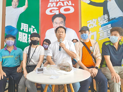 台中市議員謝志忠(中)24日偕受害者出面指控豐原區「北平金銀樓」烤鴨店發生疑似食物中毒事件。(温予菱攝) image