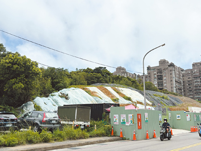 去年山陀兒颱風期間坍方的新豐街邊坡,最近復建工程進度大幅提前,市府預估9月上旬可望完工。(張志康攝) image