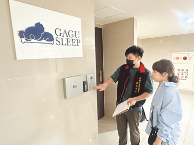 GAGU(家谷)北歐家具工廠,驚傳暫停營業3個月,台北市法務局派員兵分二路稽查總公司及台北中山分公司,除總公司已非GAGU營業外,中山分公司則是按鈴無人應答。(台北市法務局提供/胡雅涵台北傳真) image