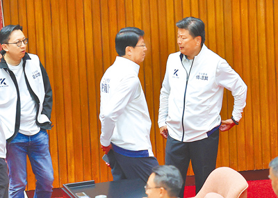 立法院國民黨團總召傅崐萁(右)。(姚志平攝) image