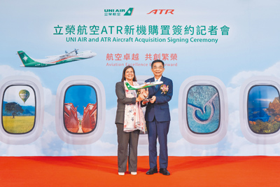 立榮航空董事長林志忠與ATR執行長Nathalie Tarnaud Laude互贈彼此琉璃藝術品及ATR72-600飛機模型,共同推動國內航線升級的願景。(立榮航空提供/蔡明亘台北傳真) image