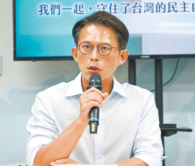 台灣民眾黨主席黃國昌(見圖)26日舉行記者會,呼籲賴清德政府學會對民意謙卑,停止再撕裂社會。(趙雙傑攝) image