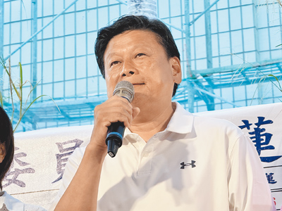 國民黨立委傅崐萁罷免案不通過,傅崐萁到國民黨花蓮縣黨部向支持者致意。(王志偉攝) image