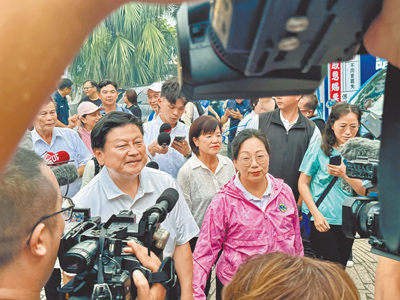 大罷免投票結果出爐,國民黨立委傅崐萁(前左)與妻子、花蓮縣長徐榛蔚(前右)攜手感謝鄉親支持。(王志偉攝) image