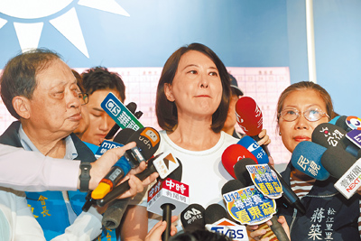 藍白積極合作反罷免,最終讓台北市5位藍委全數過關。圖為藍委王鴻薇受訪時一度哽咽。(杜宜諳攝) image