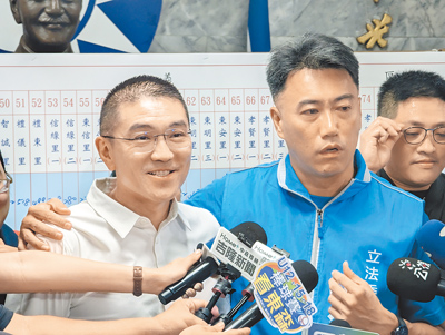 立委林沛祥(右)確認自己闖過罷免難關後,緊緊抱住基隆市長謝國樑(左),感謝他給的各種幫助。(張志康攝) image