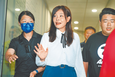 新竹市長高虹安26日現身反罷總部感謝市民以及志工夥伴支持。(實習攝影記者趙子寧攝) image
