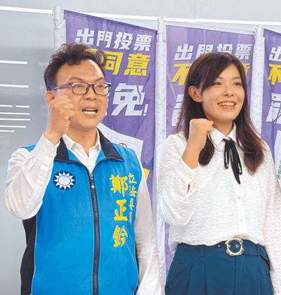 新竹市雙罷主角市長高虹安(右)與立委鄭正鈐(左)26日雙雙以大幅差距挺過罷免案。(陳育賢攝) image