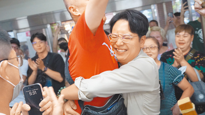 國民黨中五選區立委羅廷瑋(右)確認不同意罷免過關,興奮擁抱支持者。(寶智華攝) image