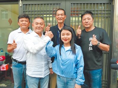 丁學忠(前左)守住濁水溪以南唯一一席藍委,再次擊敗全力輔選罷免案的民進黨前立委蘇治芬,牽動2026雲林縣長選情。(張朝欣攝) image