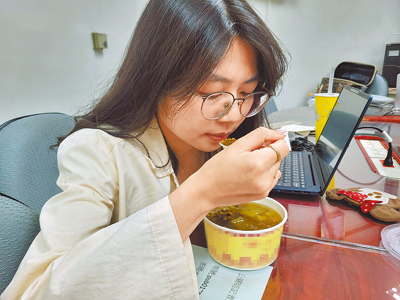 夏日炎炎,偶爾貪涼沒問題,但專家不建議天天喝冰飲、吃生菜沙拉,或夜間吃西瓜、哈密瓜。(林周義攝) image