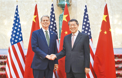 美中貿易談判28日將在瑞典舉行,圖為美國財政部長貝森特(左)與大陸國務院副總理何立峰(右)6月在倫敦會晤。(美聯社) image
