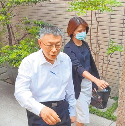 台北地檢署主任檢察官江貞諭(右)去年8月30日親自到前民眾黨主席柯文哲(左)家,將柯帶回偵訊。(本報資料照片) image