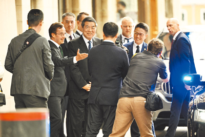 中美將於當地時間28日在瑞典舉行新一輪關稅談判,圖為中國主談代表、副總理何立峰(中)28日抵達瑞典後,與瑞典總理克里斯特森(背對者)相互致意。(路透) image