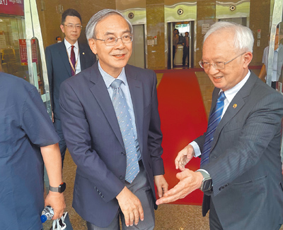立法院財政委員會28日考察兆豐金控,財政部次長阮清華(右二)、兆豐金暨兆豐銀董事長董瑞斌(右一)出席。(中央社) image