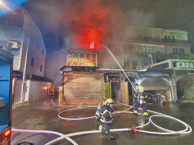 嘉義市透天厝27日深夜大火,釀2死。(讀者提供) image