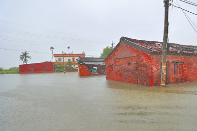 中央氣象署發布豪雨特報,雲林縣北港地區嚴重淹水。(中央社) image