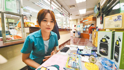 宜蘭市西後街郵局經理李佳玟被封為「中華郵政張娜拉」,不但是「小小郵差體驗營」與i郵箱公益推廣的靈魂推手,更是「波波鴿」設計師。(吳佩蓉攝) image