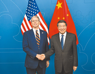 美中兩國29日在瑞典進行第2天關稅談判,美方由財政部長貝森特領軍(左),中方則由國務院副總理何立峰代表出席(右)。(新華社) image